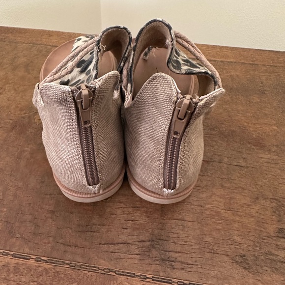 Leopard Sandals 7.5 - Picture 2 of 3